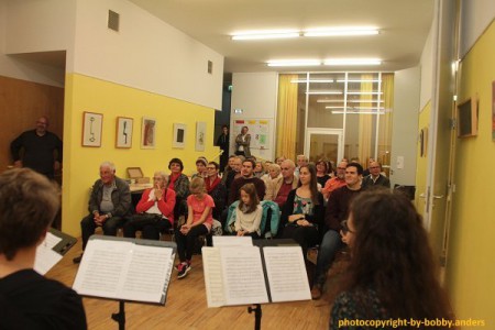 Der gut gefüllte Pfarrsaal der Donau City Kirche